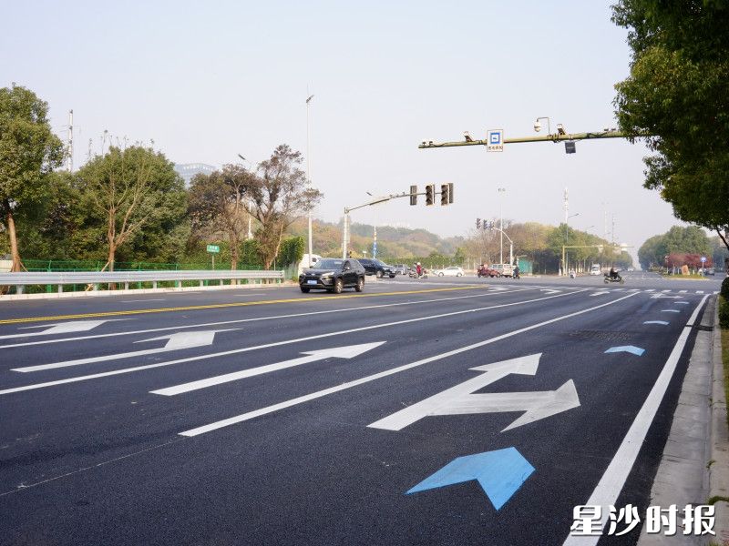如今,东升路新施划的交通标线洁白醒目,引导着车流有序前行。 如今,东升路新施划的交通标线洁白醒目,引导着车流有序前行。