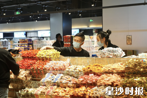 雅斯工作人员有序填充货架。彭永礼 摄 雅斯工作人员有序填充货架。彭永礼 摄