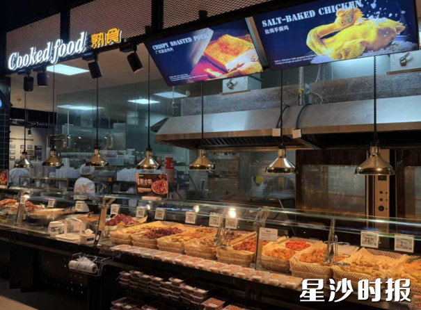 雅斯超市的熟食区成为一大亮点。彭永礼 摄 雅斯超市的熟食区成为一大亮点。彭永礼 摄
