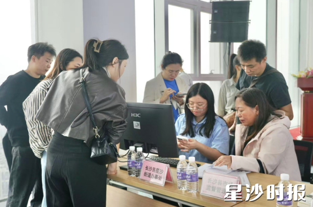 街道在写字楼内设置“即时办证区”,获商户好评。彭永礼 摄 街道在写字楼内设置“即时办证区”,获商户好评。彭永礼 摄