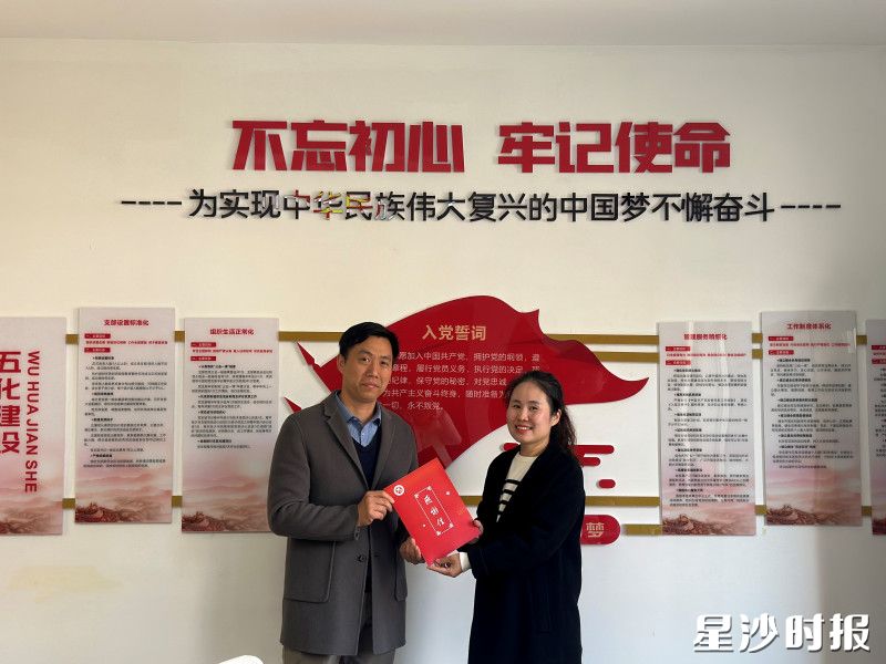 主办方代表送来感谢信。均为县交通运输局供图