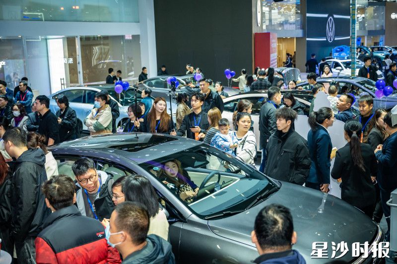 车展现场吸引无数观众前来逛展咨询，掀起汽车消费热。