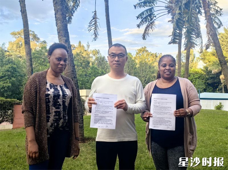 周亚民（中）与罗斯农场签订合作。均为受访者供图