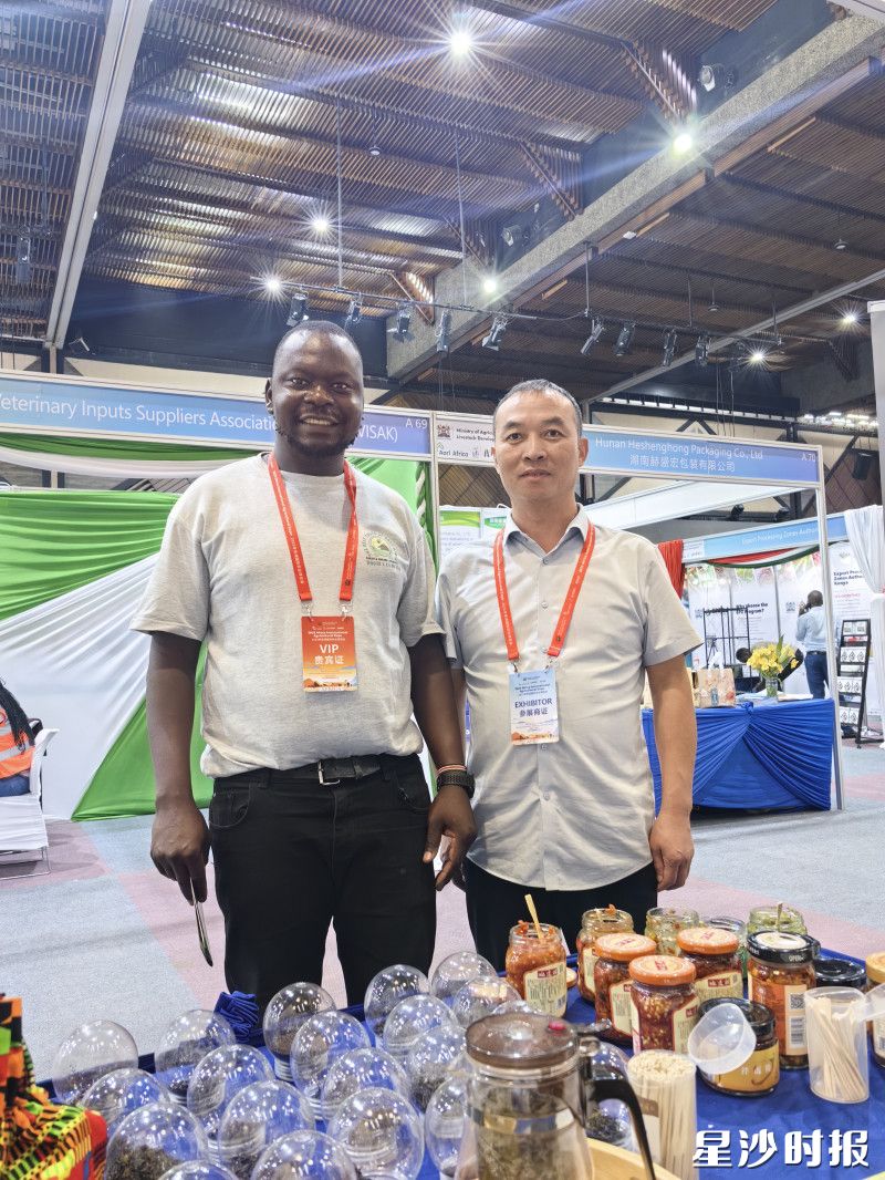 周亚民（右）参加2025非洲国际农业博览会。