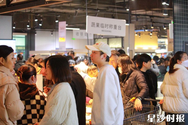 雅斯超市内人流如织。宋彬彬 摄