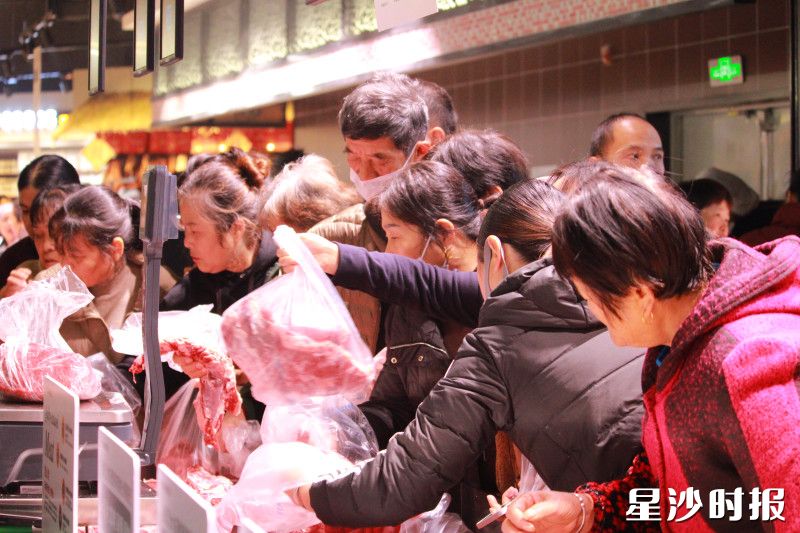 雅斯超市内，客户正在争先选购牛肉。宋彬彬 摄