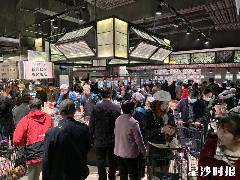 雅斯超市内，选购商品的客户络绎不绝。