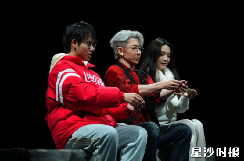 刘谦邀请观众上台进行互动魔术表演。