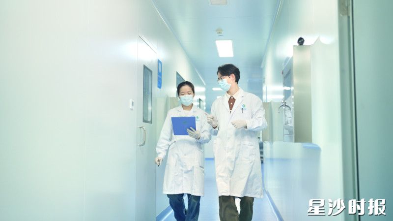 科研人员正在交流实验情况。艾哲文 摄