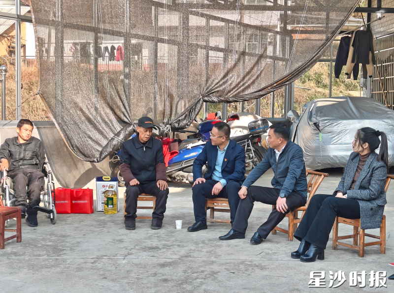 慰问组来到“湖南好人”“长沙市道德模范”罗长生家中慰问。均为金井镇供图