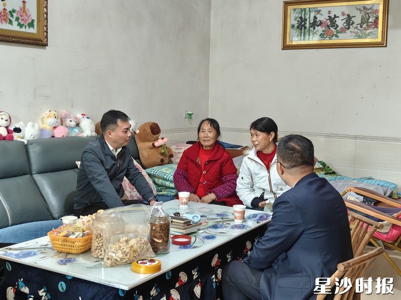 慰问组来到“湖南好人”陈辉英家中慰问。