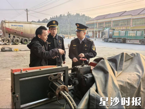 工作人员对特种设备进行检查。均为长沙县应急管理局供图