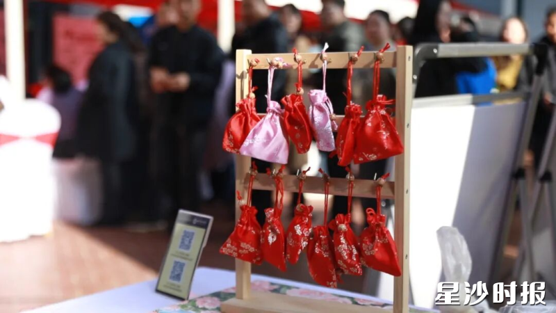 在中医药产品展区，陈列了中药香囊、温阳足浴包等特色产品。