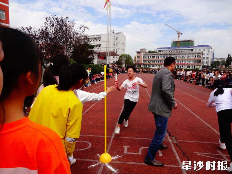 图为黄花中学校运会接力比赛现场。黄花中学供图
