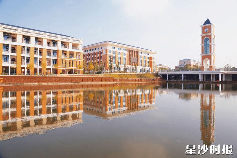 图为自贸临空实验学校秋景。自贸临空实验学校供图