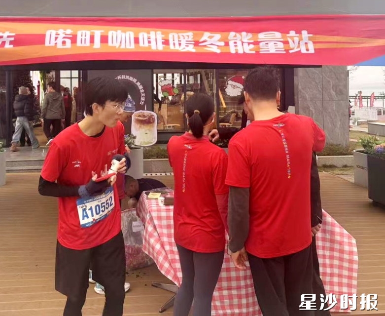 参赛者正在喏町咖啡试喝台试喝。均为商家供图 参赛者正在喏町咖啡试喝台试喝。均为商家供图