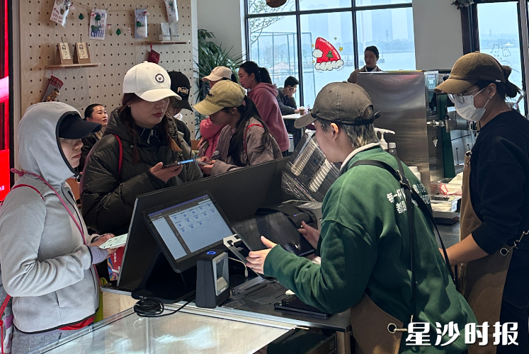 喏町咖啡店内外,试喝、消费的人群络绎不绝。 喏町咖啡店内外,试喝、消费的人群络绎不绝。