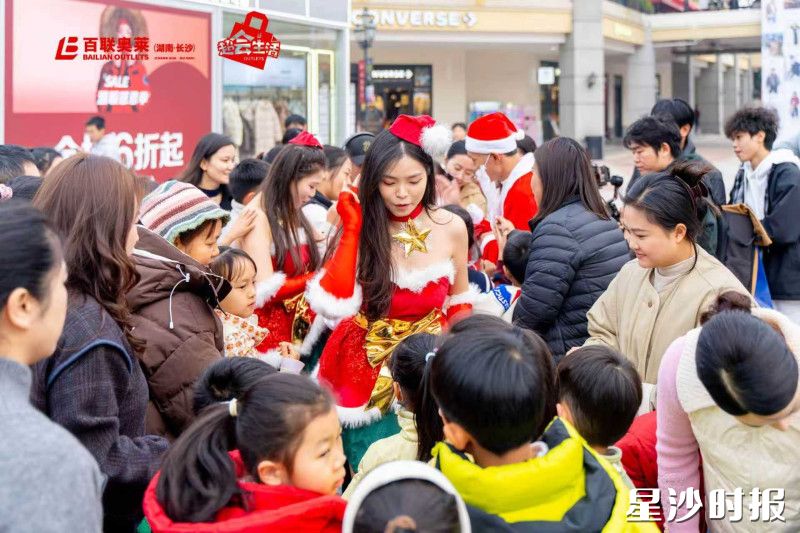 活动首日，商场工作人员与市民游客进行温暖互动。均为商场供图
