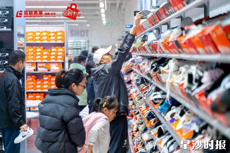 活动推出特惠福利，顾客正在选购心仪的商品。