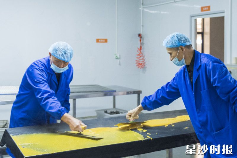 薯荣记生产车间内，工人正在制作红薯片。均为刘思源 摄