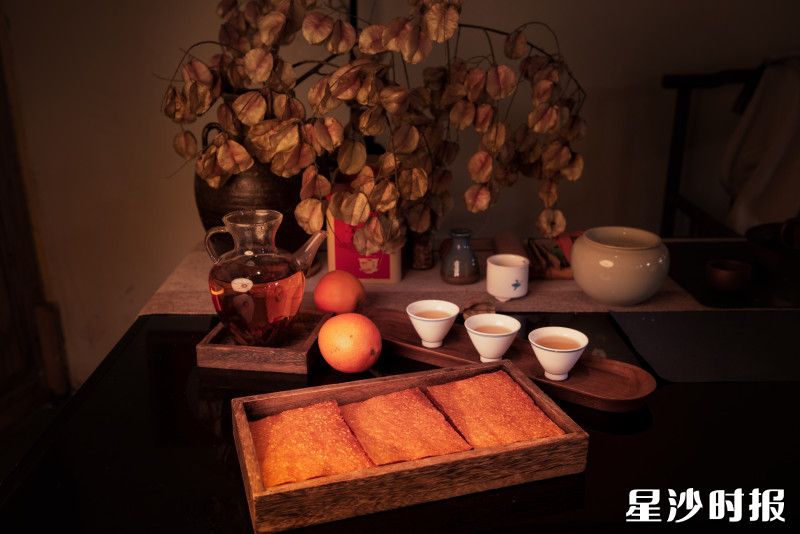 金黄酥脆的红薯片是人们闲暇时光里的解馋小零食。