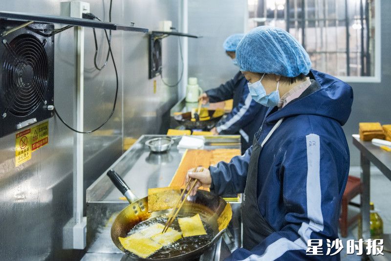 炸制过程充分激发红薯与芝麻的浓香。