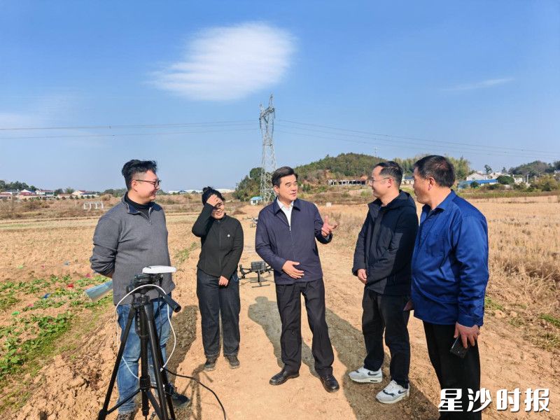 观摩过程中，参会专家、农技人员深入交流。均为江背镇供图