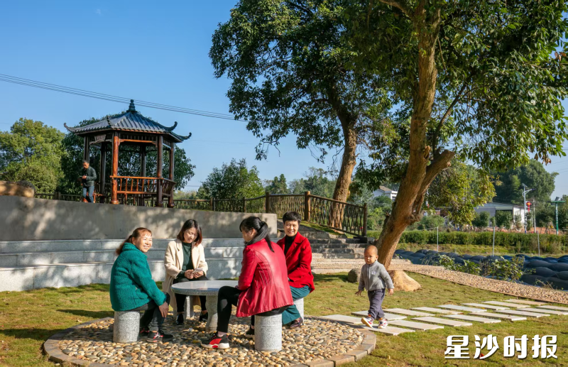 居民在社区公园里享受休闲时光。