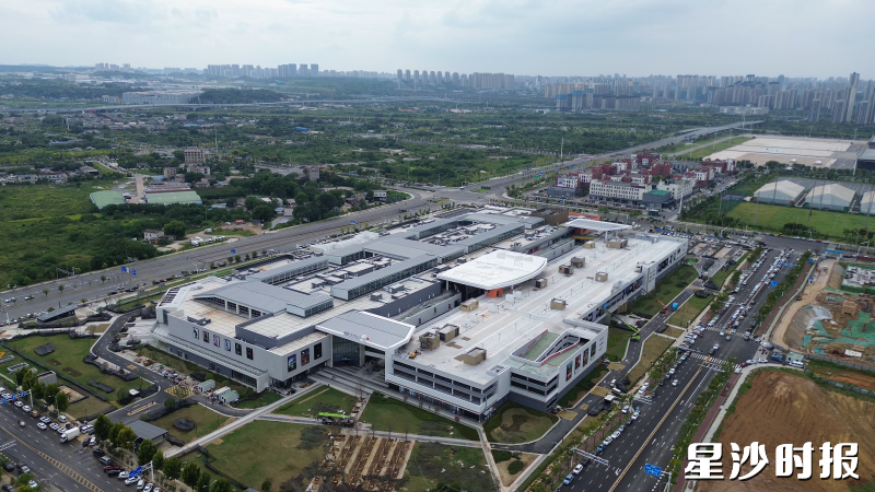 今年9月开业的杉杉奥特莱斯广场，让市民在家门口就能逛大牌店。白天歌 摄