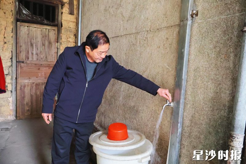 望江村村民在家门口接深井水。均为吴婉沁 摄