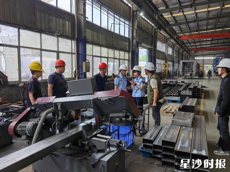 县应急局组织专家深入企业,推行“一企一策”专家指导服务。均为县应急局供图 县应急局组织专家深入企业,推行“一企一策”专家指导服务。均为县应急局供图