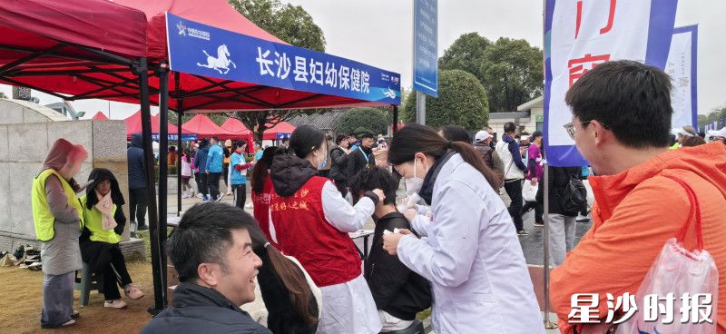 县妇幼保健院组织约30名医疗志愿服务队为这场新年盛会筑牢健康防线。均为县妇幼保健院供图 县妇幼保健院组织约30名医疗志愿服务队为这场新年盛会筑牢健康防线。均为县妇幼保健院供图