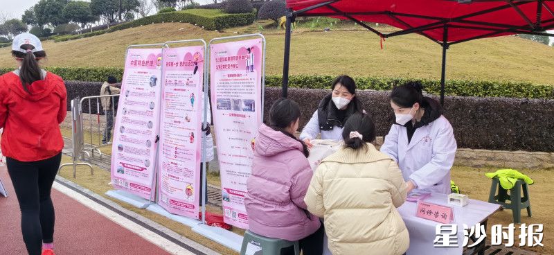 活动现场开展中医适宜技术体验与健康问诊咨询指导服务。 活动现场开展中医适宜技术体验与健康问诊咨询指导服务。