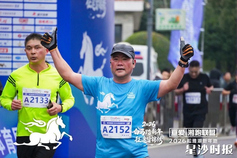 参赛选手在欢呼与呐喊声中，踏风而行，勇往直前。