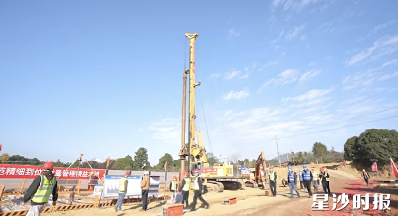 图为G4项目首开区在江背镇打下“第一桩”施工现场。