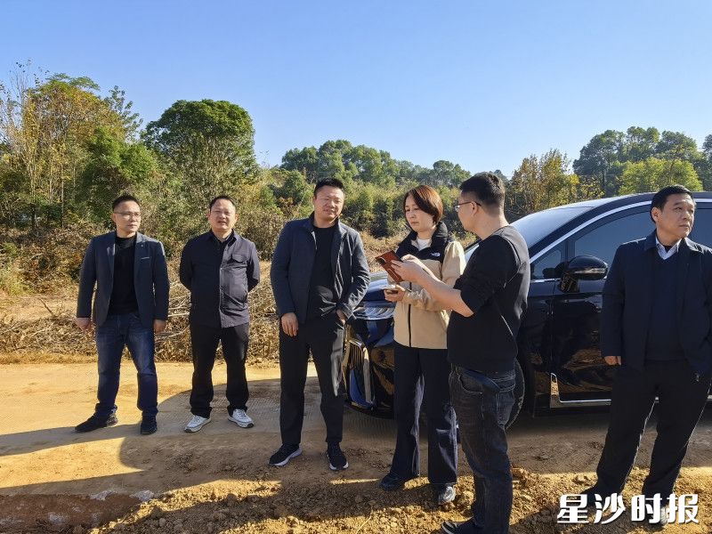 图为江背镇主要负责人现场协调G4项目疑难问题。