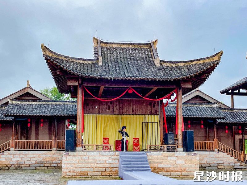 田汉小戏骨登台表演。