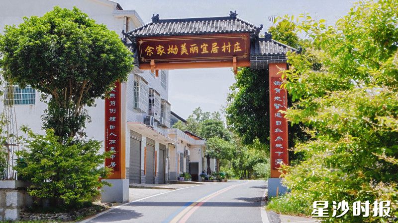 开慧镇余家坳村的300余户村民门前，都挂着“私人定制”的特色楹联。