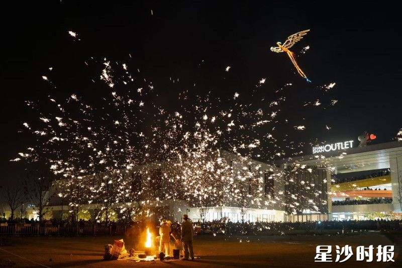 长沙杉杉奥莱铁树银花非遗大秀现场，吸引大量市民围观。均为杉杉奥莱供图