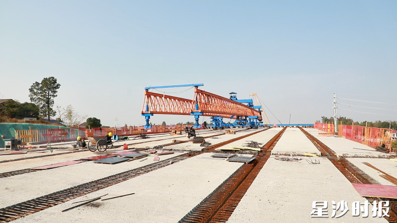 施工现场,工人有序作业。