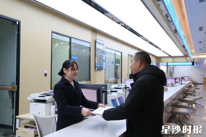 新年上班第一天，长沙自贸临空区核发建设工程规划许可证。均为李丹 摄