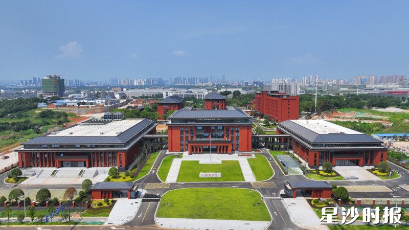 学院秉持“党校主管、企业主营”的原则，积极拓展市场业务。图为学院的现代化校区。 艾哲文 摄