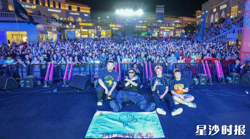 长沙百联奥特莱斯七周年活动，现场人声鼎沸。商场供图