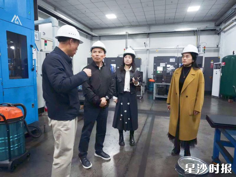 黄花镇主要负责人赴湘锐赛特开展“三带三抓两促进”精准服务企业行动。黄花镇供图