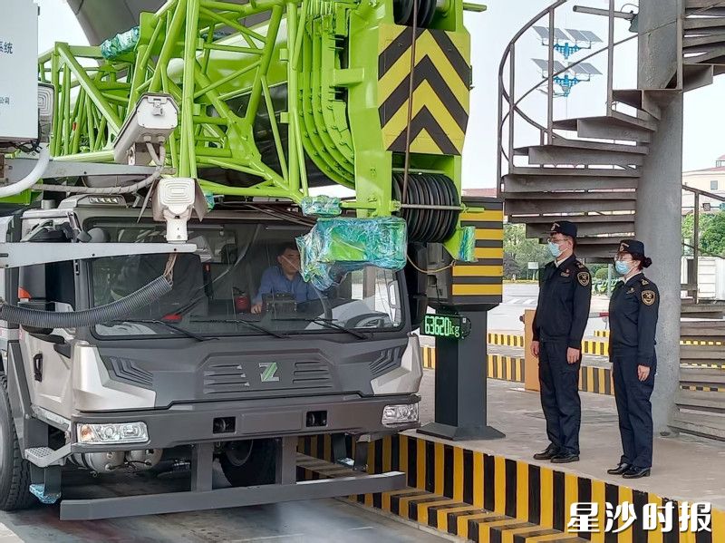 图为工程机械出口通关。长沙自贸临空区供图