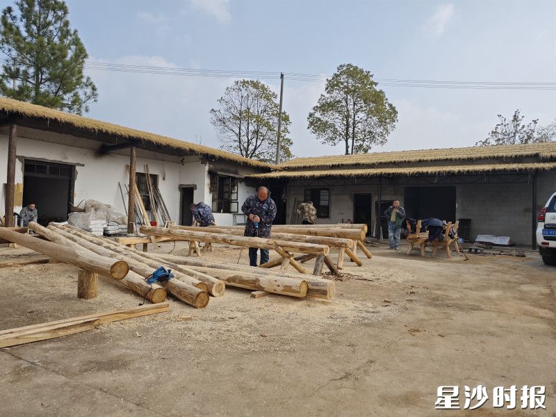 项目现场，施工人员进行基础施工。杨源 摄