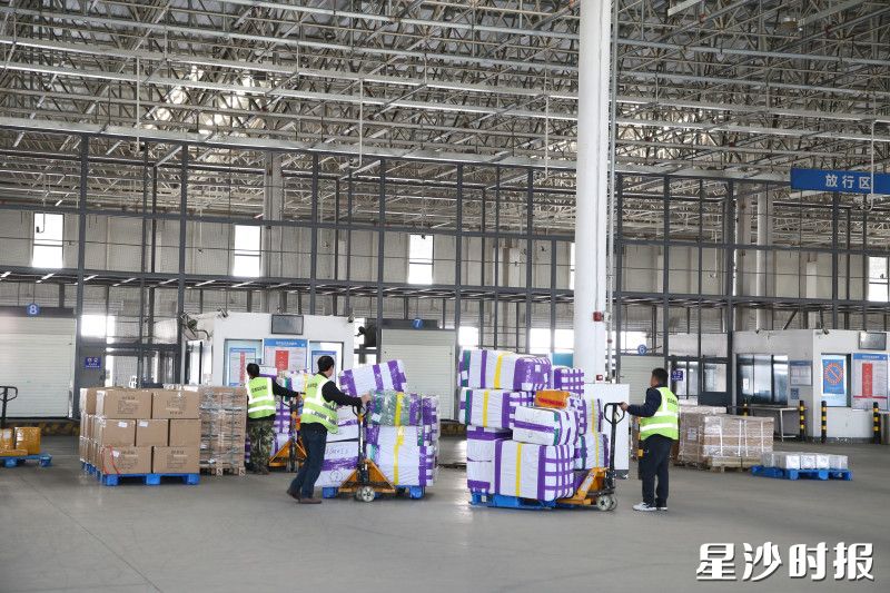 工作人员搬运货物。