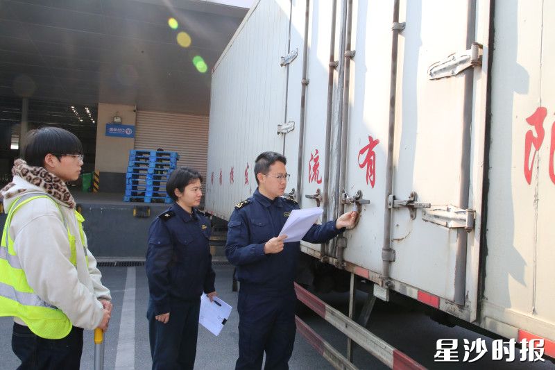 图为海关查验解锁货车。