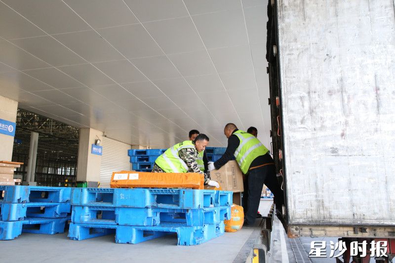 机场国际货运站,工作人员搬运货物。