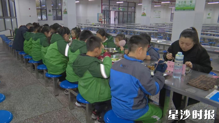 县纪委监委深化与人大监督协同联动，推动解决务工人员子女在校用晚餐问题。县纪委监委供图